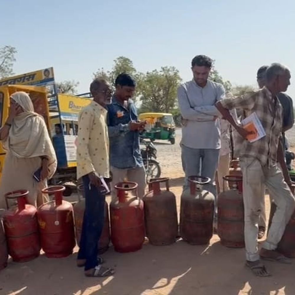 ગેસની પળોજળ:ગેસના બાટલા નહીં મળેના ભયથી બુકિંગમાં વધારો,ઓટીપી ચકાસણીના ચક્કરમાં કતારો