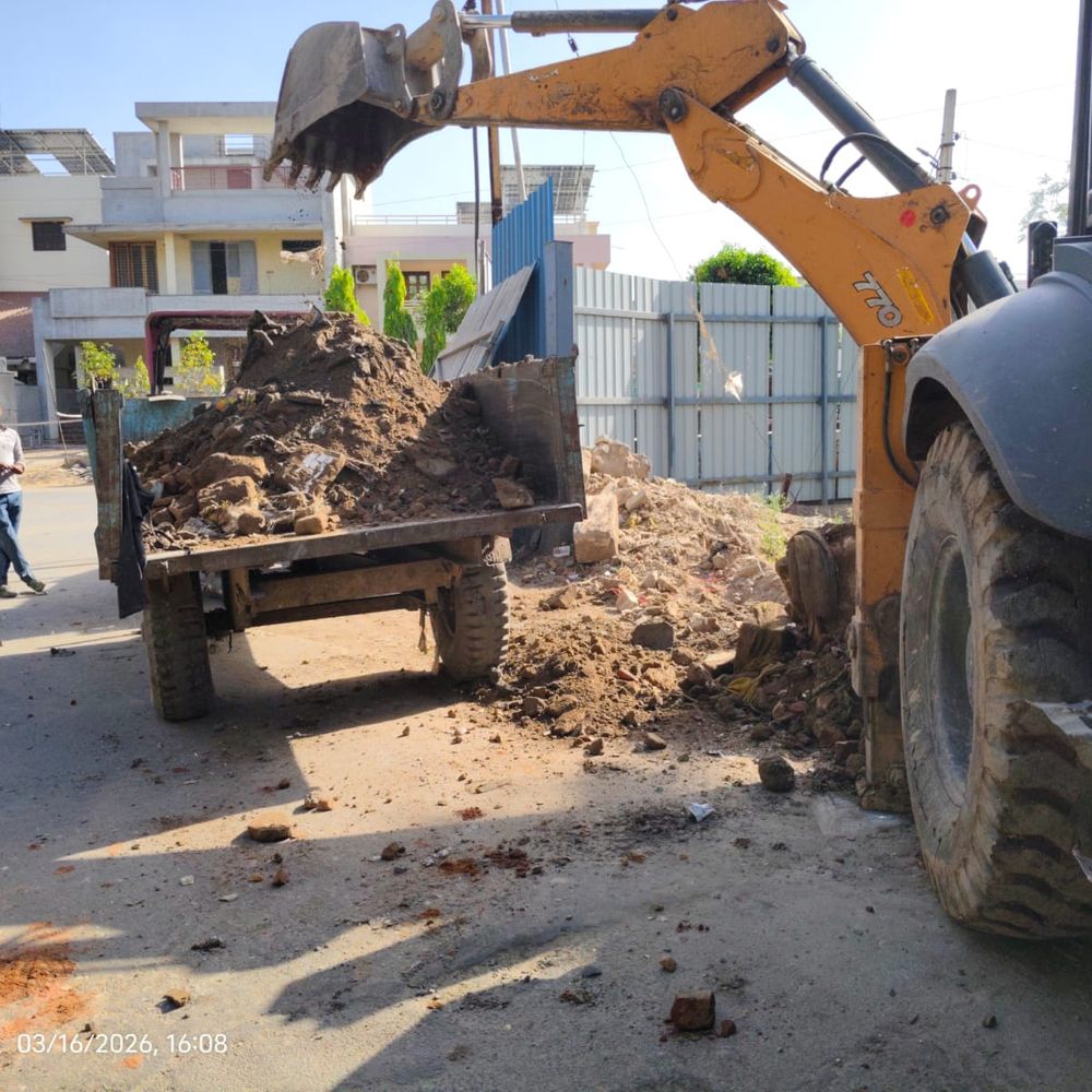 દબાણ કરાયા દૂર:પાટણમાં ગાયત્રી મંદિર સામે કેનાલની સફાઈ શરૂ કરાઈ