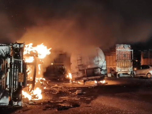 વિરોચનનગર પાસે ટ્રીપલ અકસ્માતમાં બેનાં મોત: ડમ્પર, ટેન્કર અને થાર અથડાતાં આગ લાગી.