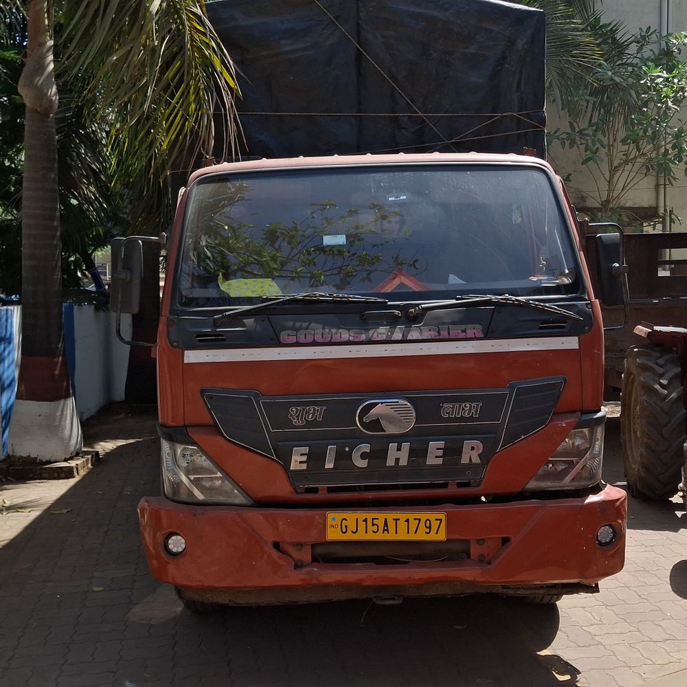 વાપીમાં રૂ. 13.59 લાખનો વિદેશી દારૂ ઝડપાયો:પોલીસે બલીઠા બ્રિજ પાસે નાકાબંધી કરી ટેમ્પોમાંથી દારૂનો જથ્થો જપ્ત કર્યો