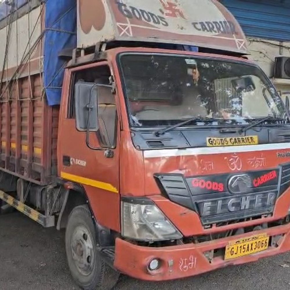 વલસાડ LCBએ સલવાવ હાઇવે પરથી દારૂ ઝડપ્યો:₹19.15 લાખના મુદ્દામાલ સાથે દારૂ ભરેલો ટેમ્પો પકડાયો