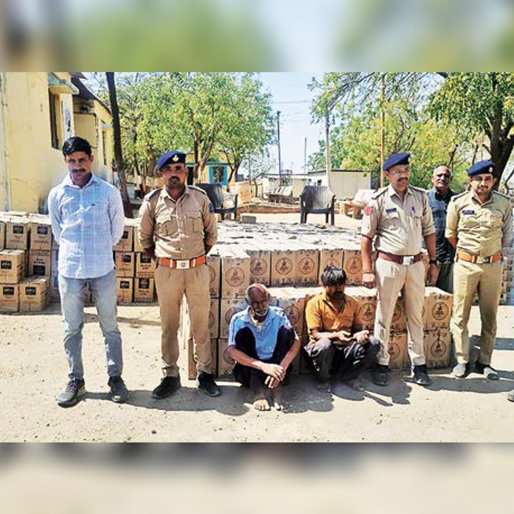 પોલીસે આડેસર ચેકપોસ્ટ પરથી રૂ. 78.95 લાખના દારૂ સાથે બે ઇસમોને પકડ્યા.