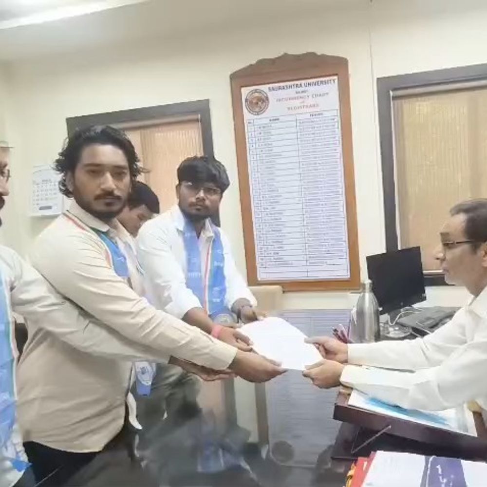 સૌરાષ્ટ્ર યુનિ.માં નશાના કારોબાર સામે NSUI મેદાને:દારૂની ખાલી બોટલ મામલે કડક તપાસની માંગ, બંધ બિલ્ડિંગો અસામાજિક પ્રવૃત્તિઓનો અડ્ડો બન્યાનો આક્ષેપ