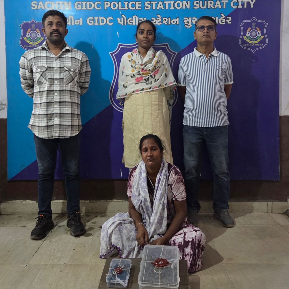 દારૂના ધંધામાં વારંવાર પકડાતા ધંધો બદલ્યો:સચિનમાં પહેલા દેશી દારૂ વેચતી 'ગીતા' હવે ગાંજા સાથે ઝડપાઈ, પોલીસ સ્ટેશનમાં ધ્રુસકે-ધ્રુસકે રડી