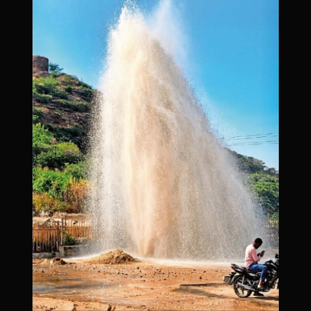 ભુજ નજીક સ્મૃતિવન પાસે નર્મદાની લાઈનમાં ભંગાણ થતા હજારો લિટર પાણી વેડફાયું.