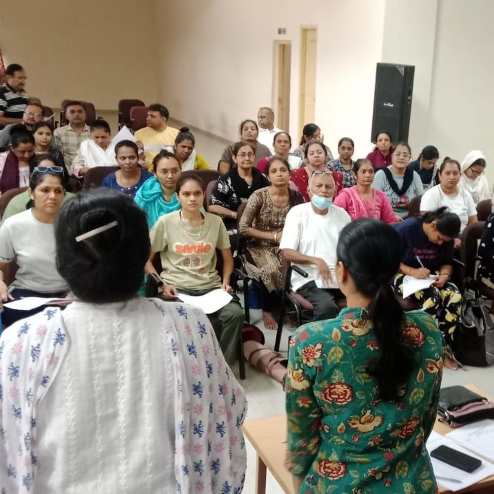 જૂનાગઢમાં 45 નવા યોગ ટ્રેનરો તૈયાર:ગાંધીગ્રામ સ્પોર્ટ્સ સંકુલમાં પરીક્ષા યોજાઈ, હવે ઘરે-ઘરે જઈને લોકોને યોગનું મહત્વ સમજાવશે