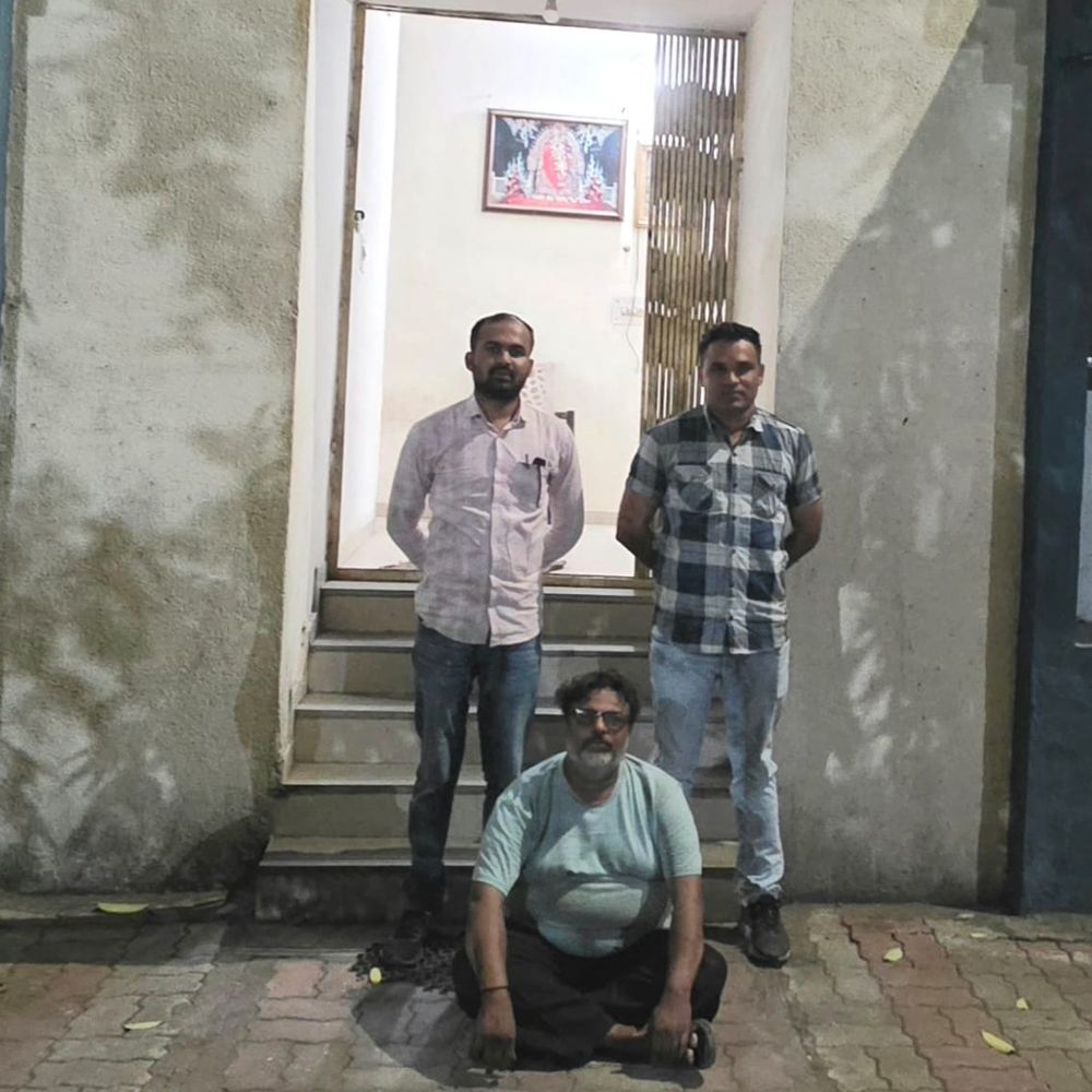 તાપી LCB એ વોન્ટેડ આરોપીને પકડ્યો:છેતરપિંડી કેસમાં લાંબા સમયથી ફરાર આરોપી વાપીથી ઝડપાયો