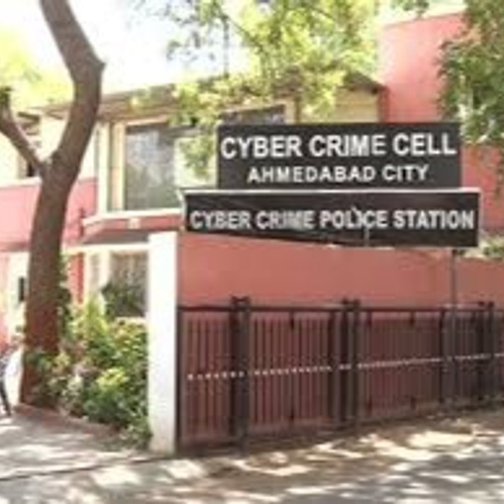 યુવતીએ FB પર સંપર્ક કરીને 70 વર્ષના વકીલને ફસાવ્યા:લગ્ન કરીને ઇટાલીમાં સેટલ થવાની લાલચ આપીને 58 લાખની છેતરપિંડી કરી