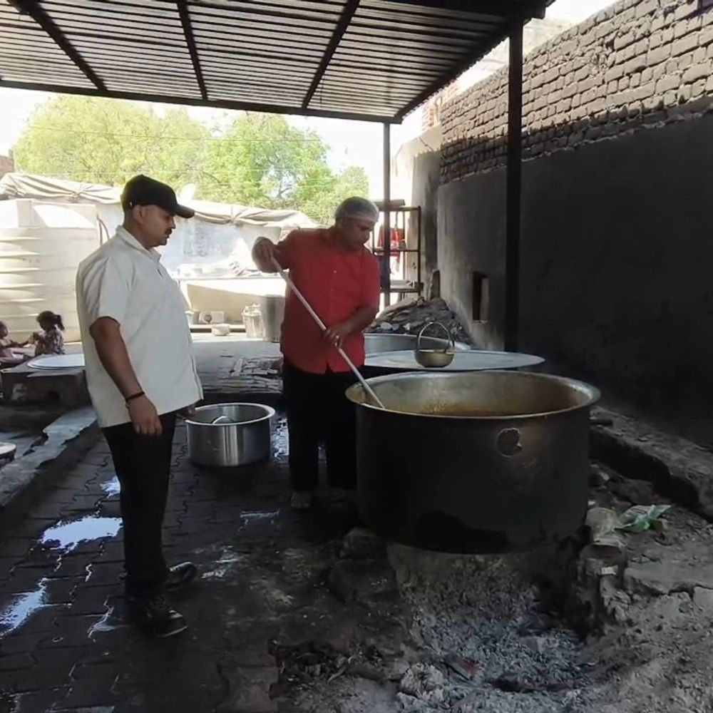 ભોજનાલય દ્વારા ગેસની બચત માટે પ્રશંસનીય પહેલ:યાત્રાધામ બહુચરાજી મંદિરના ભોજનાલયમાં ગેસની અછતને પગલે ચૂલા પર રસોઈ શરૂ, રોજની 3 બોટલની બચત