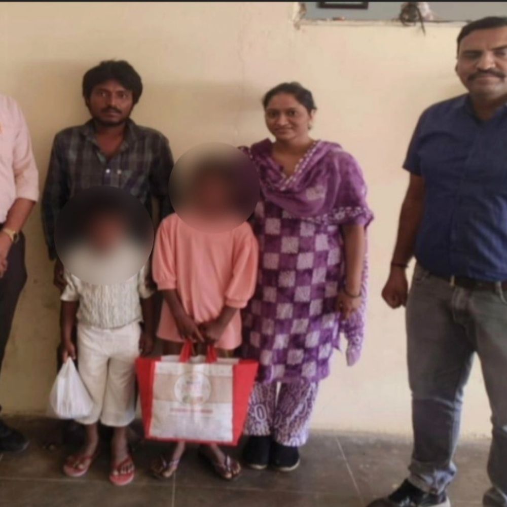 બાળકીઓનું પરિવાર સાથે મિલન:મહેસાણા પોલીસની માનવતા, ઉનાવા મીરાદાતાર ખાતેથી ગુમ થયેલ બે માસૂમનું પરિવાર સાથે મિલન કરાવ્યું