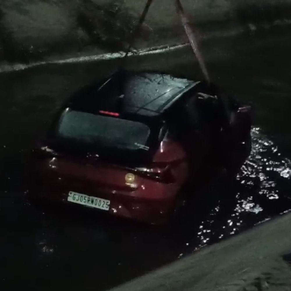 જહાંગીરપુરા રોડ પર કેનાલમાં I-20 કાર ખાબકી, VIDEO:ક્રેનની મદદથી કાર બહાર કાઢવામાં આવી, ચાલકનો ચમત્કારિક બચાવ