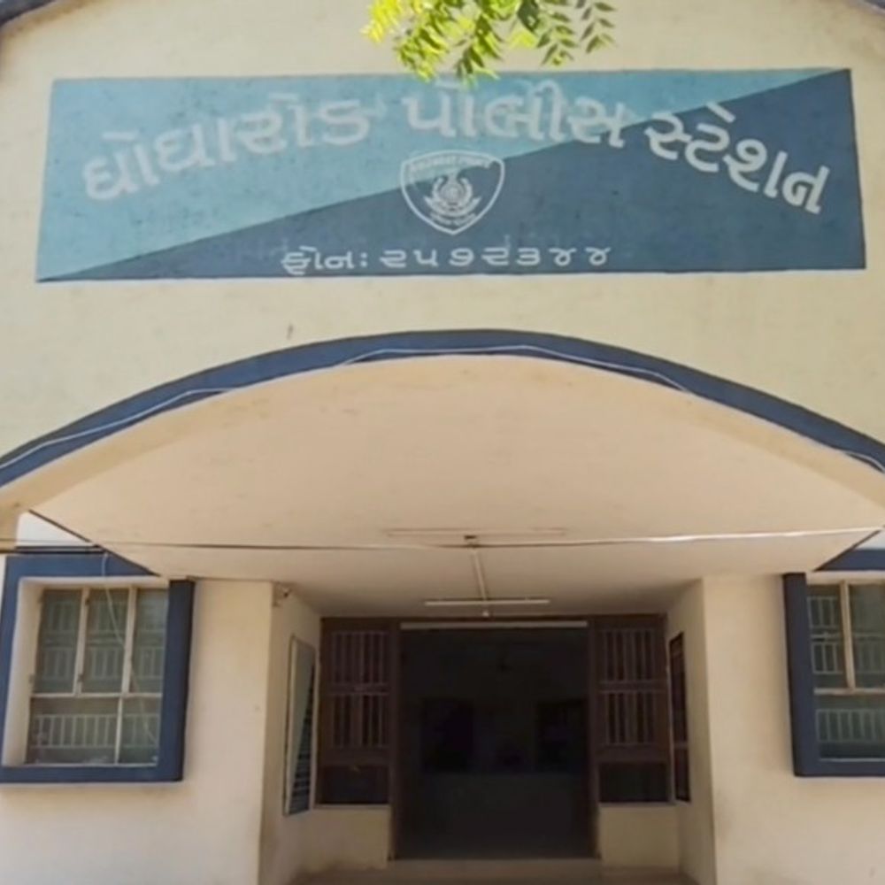 તિલકનગરમાં બે જૂથ વચ્ચે સામસામે પથ્થરમારો:ક્રિકેટ રમવા મામલે માથાકૂટ થતા બે સમાજના લોકોની મકાન અને રિક્ષામાં તોડફોડ, પથ્થરમારામાં 3 મહિલાઓ ઇજાગ્રસ્ત