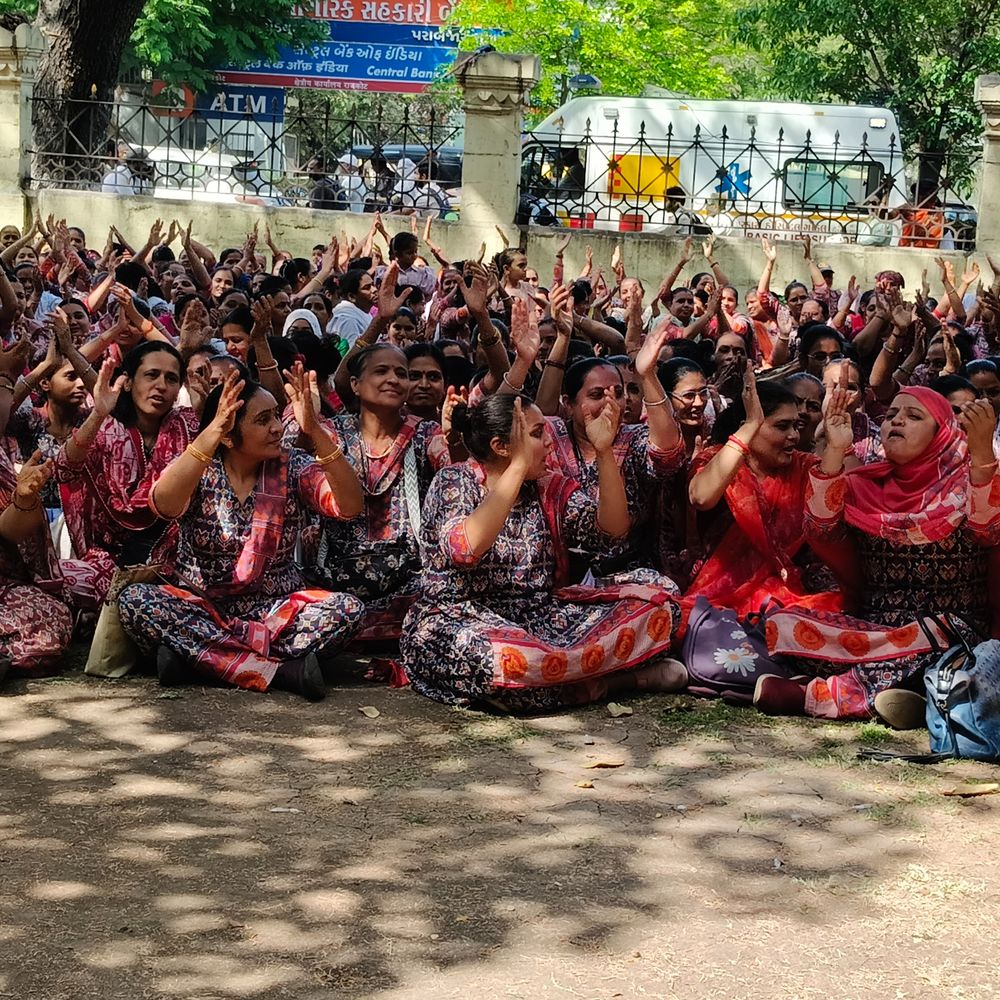 એક કચોરી દો સમોસા ;સરકાર તેરા ક્યા ભરોસા:રાજકોટની 360 સહિત રાજ્યની 53000 આંગણવાડીની 1.06 લાખ બહેનો કામથી અળગા, પગાર વધારા - મોબાઈલની માંગણીને લઈ વિરોધ