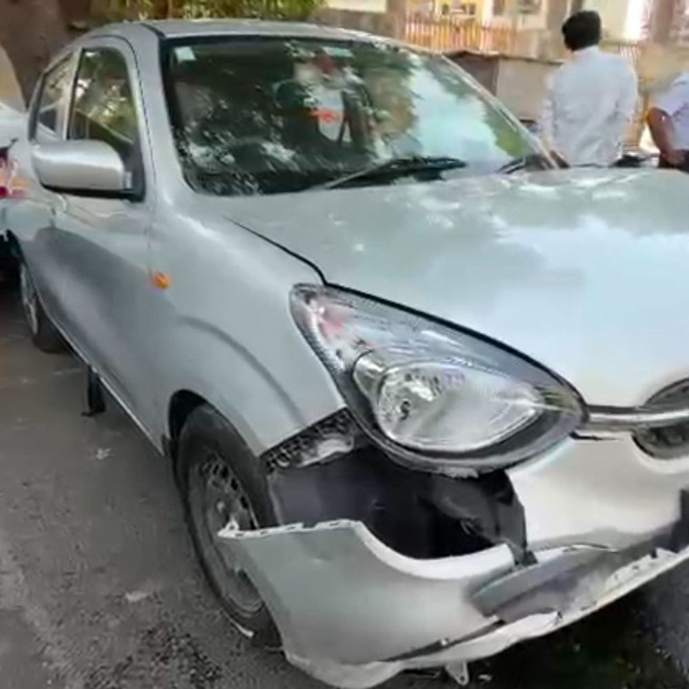 ઈલોરા પાર્ક ત્રણ રસ્તા પાસે કાર અને બાઈકની ટક્કર:કારચાલકે સ્ટિયરિંગ પરથી કાબૂ ગુમાવતા પાર્ક કરેલા વાહનો સાથે અથડાઈ, ચાલક સહિત બે ઇજાગ્રસ્ત