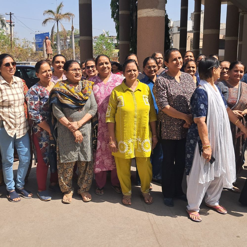 ચૂંટણીનાં બહિષ્કારની ચીમકી:રાજકોટનાં વોર્ડ 11નાં રહેવાસીઓનો મનપા કચેરીએ હોબાળો, ડે. કમિશ્નરને રજુઆત કરી ચૂંટણી અને વેરા બહિષ્કારની ચીમકી ઉચ્ચારી