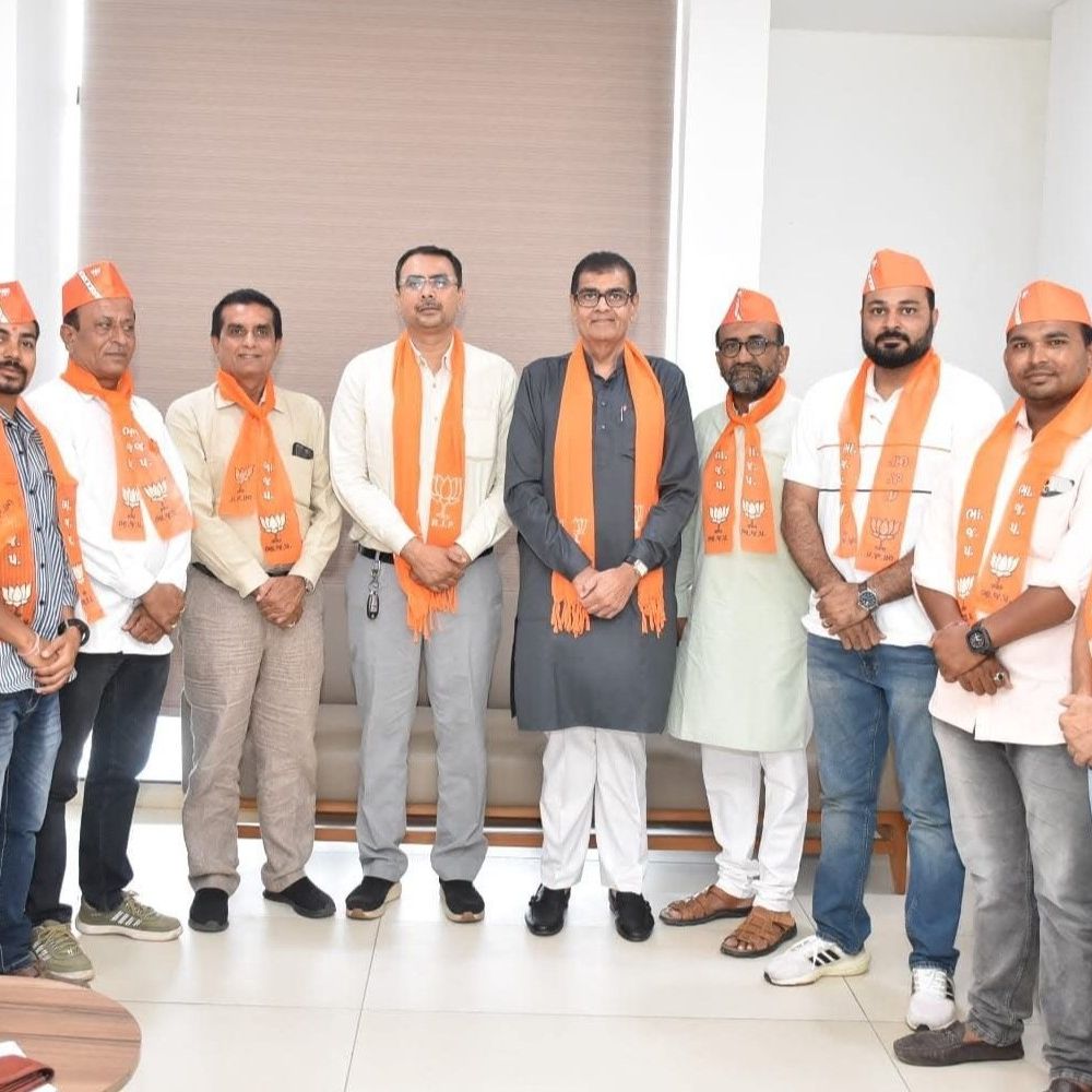 સરકારી કર્મચારી BJPનો પ્રચાર કરતા હોવાનો આરોપ:કામદાર યુનિયન દ્વારા નિયમોનો ભંગ કરાતો હોવાના ફોટા સાથે મ્યુ. કમિશનરને લેખિત રજૂઆત, સસ્પેન્ડ કરવાની કરાઈ માંગ