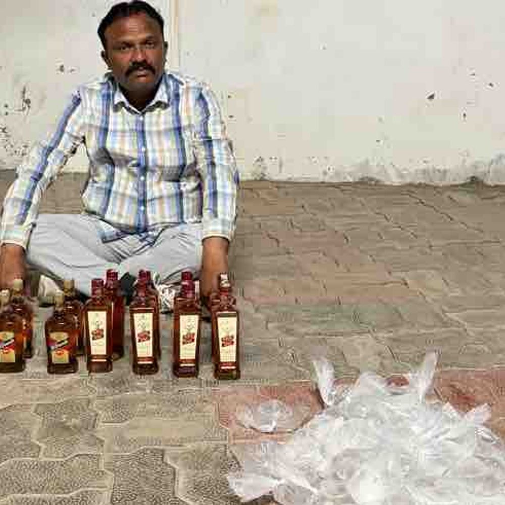 પાલનપુરમાં LCBએ ₹11,604નો દારૂ ઝડપ્યો:રણછોડ ઉર્ફે છલિયાના ઘરેથી 14 વિદેશી બોટલ, 10 લીટર દેશી દારૂ મળ્યો