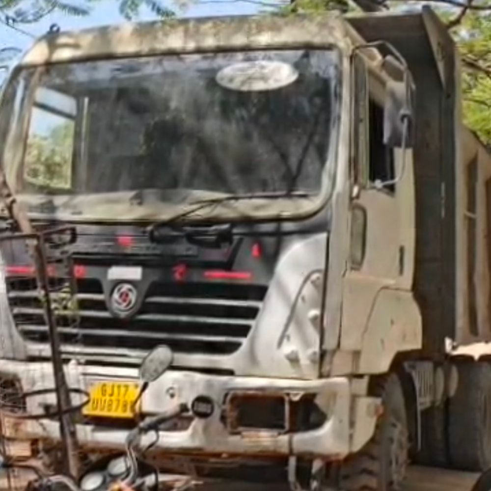 ગોધરામાં ₹80 લાખનો મુદ્દામાલ જપ્ત:ખાણ ખનીજ વિભાગે બે ટ્રક, એક જેસીબી પકડ્યા