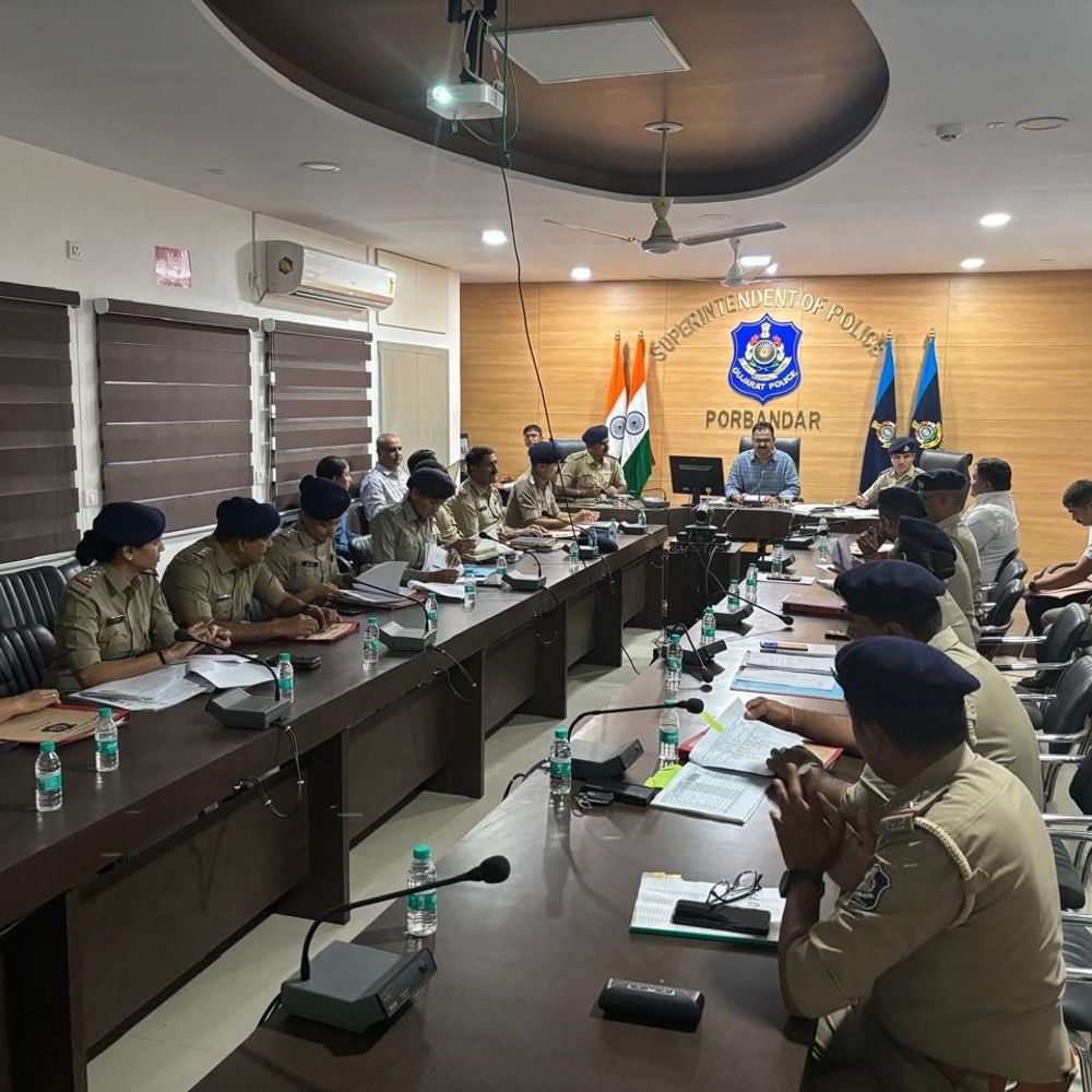 પોરબંદરમાં ક્રાઇમ કોન્ફરન્સ યોજાઈ, કાયદો-વ્યવસ્થા મજબૂત કરવા સૂચના:તહેવારોની તૈયારીઓ, શ્રેષ્ઠ કામગીરી બદલ પોલીસકર્મીઓનું સન્માન કરાયું