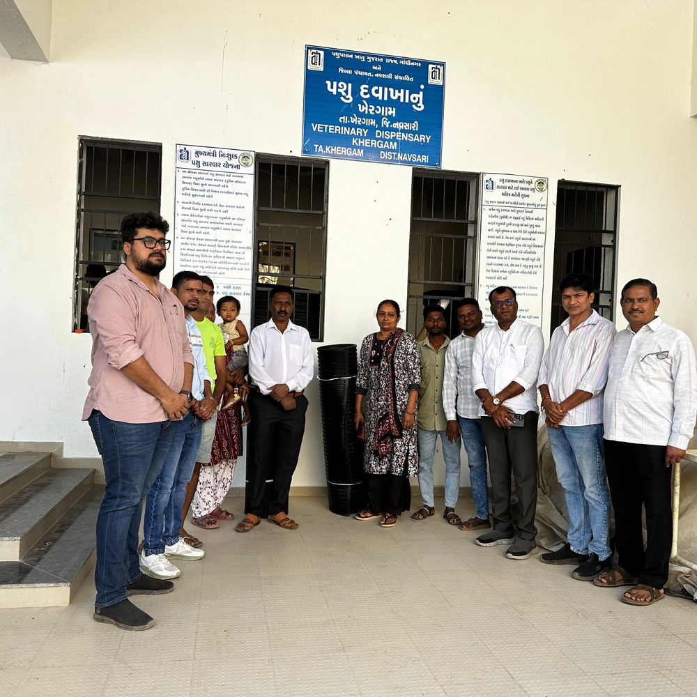 રબર મેટ વિતરણનો કાર્યક્રમ યોજાયો:ખેરગામમાં 160 પશુપાલકોને રબર મેટનું વિતરણ કરાયું