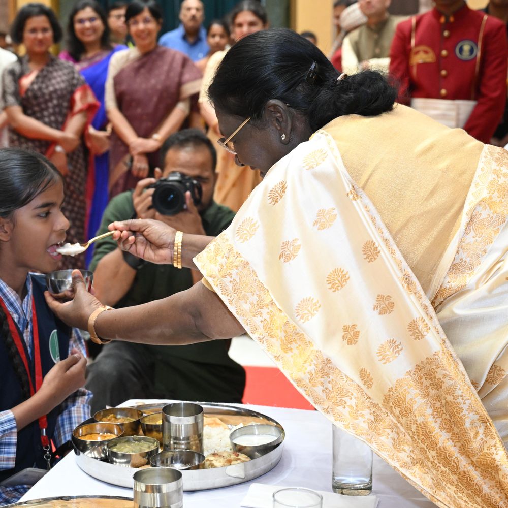 રાષ્ટ્રપતિએ અક્ષયપાત્રનું 5 અબજમું ભોજન પીરસ્યું:માનવતાની સેવાના 25 વર્ષ પૂર્ણ થવાની ઉજવણી