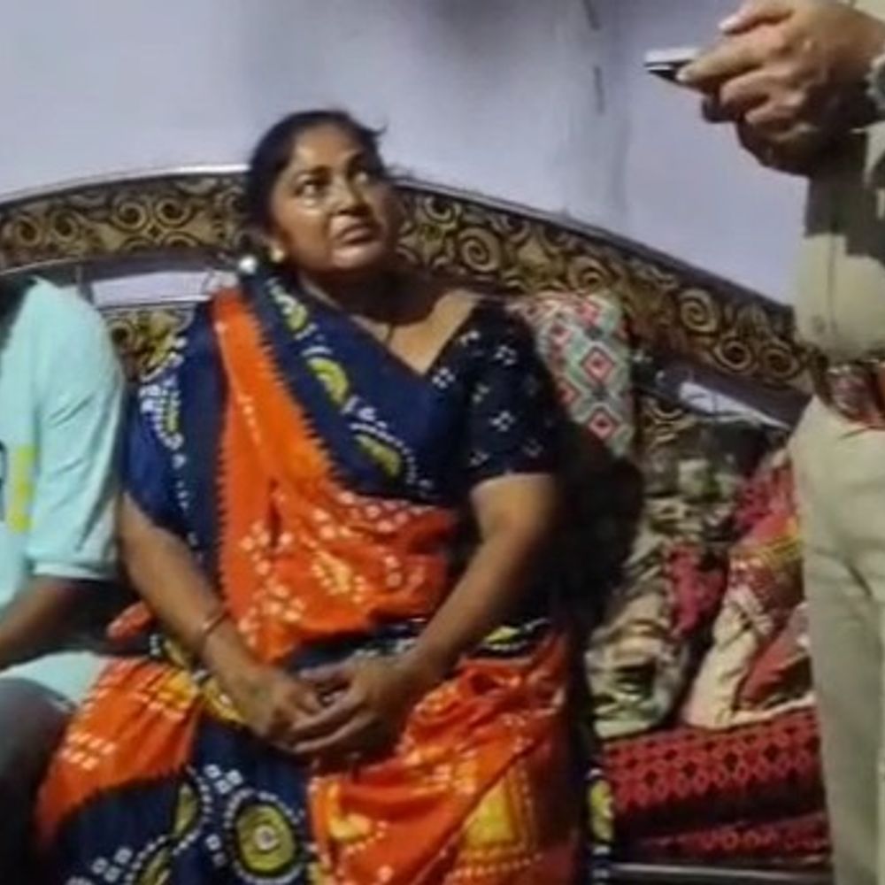 બીલીમોરામાં હિન્દુ સંગઠનોના દરોડા: શંકાસ્પદ માસ મળ્યું, પોલીસે બે મહિલાઓની પૂછપરછ શરૂ કરી.