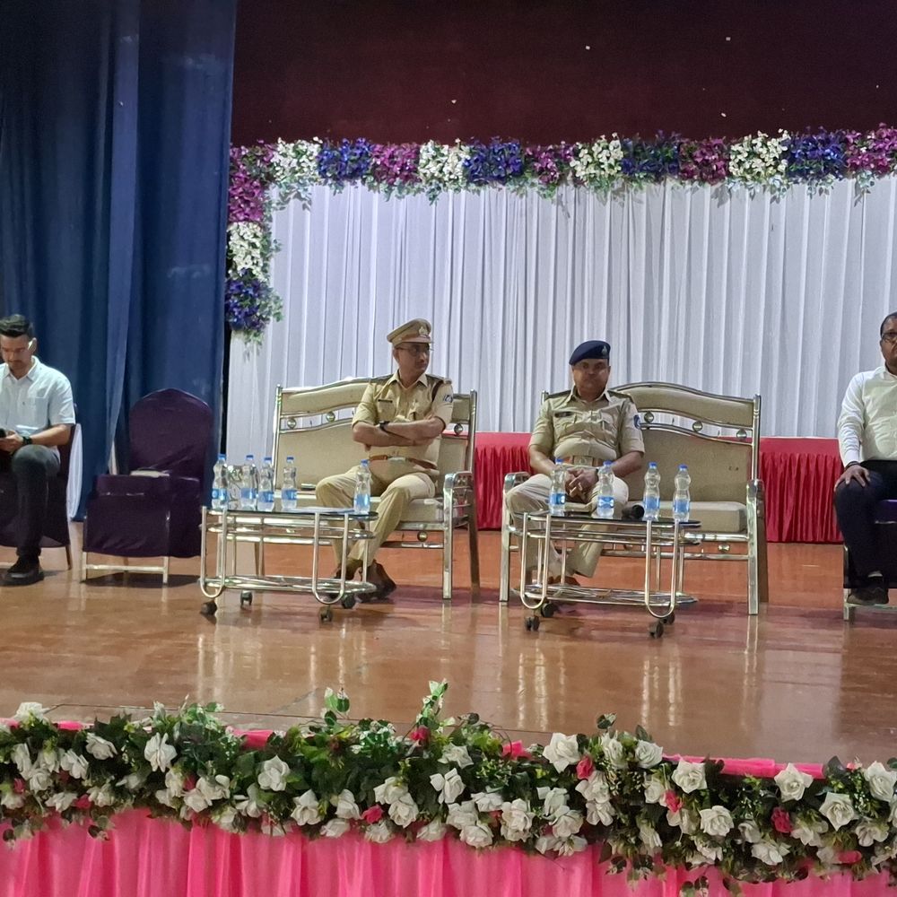 વલસાડમાં રામનવમી પૂર્વે પોલીસ સક્રિય:SPએ શાંતિ સમિતિની બેઠકમાં કડક સૂચના આપી, સોશિયલ મીડિયા પર નજર