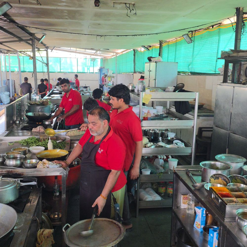 કોમર્શિયલ ગેસ સિલિન્ડરના ભાવમાં 100ટકાનો વધારો:હોટલ ઉદ્યોગ પર સંકટ, મેનૂમાં 10ટકા ભાવવધારાની શક્યતા