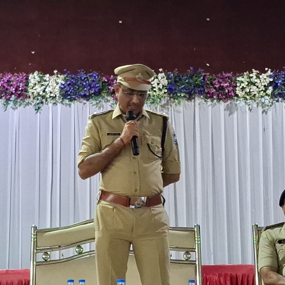 વલસાડમાં LPG ગેસની સંભવિત અછત સામે તંત્ર સજ્જ:પોલીસ અને રેવન્યુ વિભાગે ગેસ ડિસ્ટ્રિબ્યુટર્સ સાથે એક મહત્વપૂર્ણ બેઠક યોજી, કાળાબજારી રોકવા 'બાજ નજર'