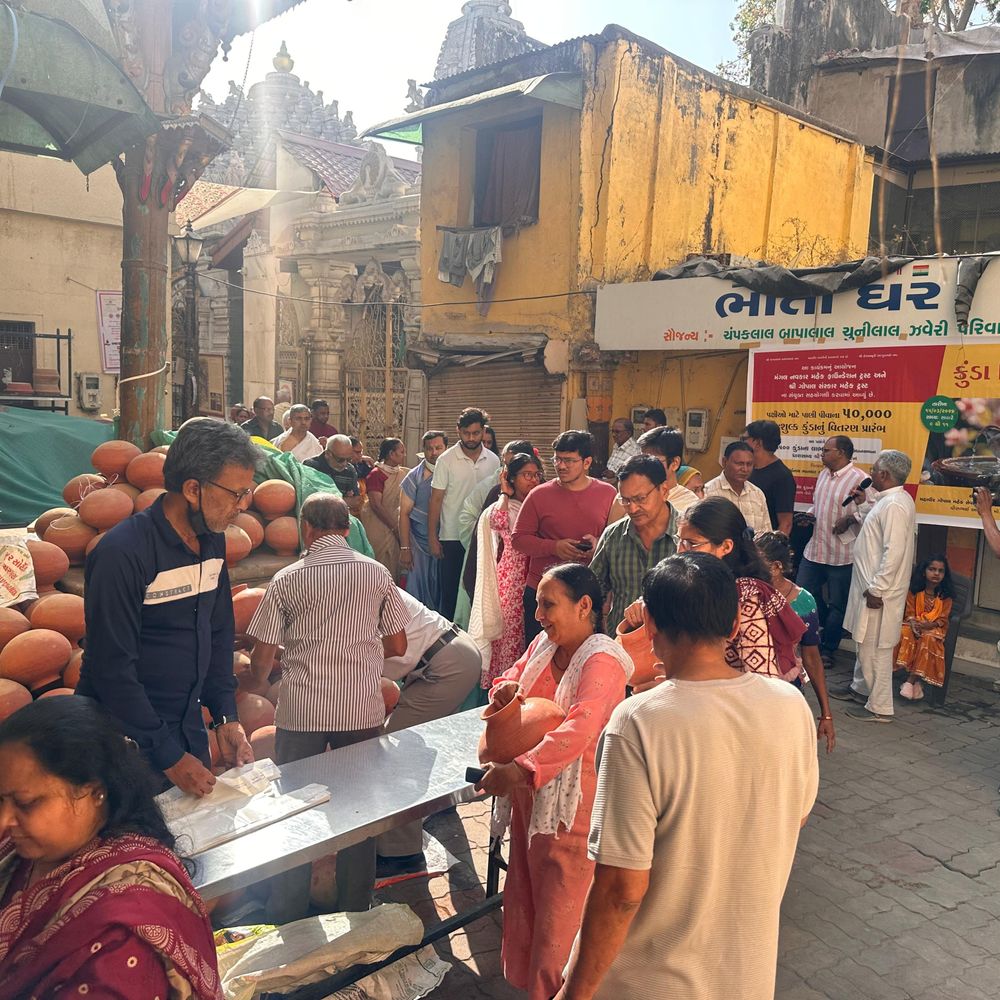 મંગલ નવકાર મહેક ફાઉન્ડેશન દ્વારા 1500 કુંડાનું વિતરણ:પક્ષીઓ માટે પાણીના કુંડા ઝવેરીવાડ ખાતે અપાયા