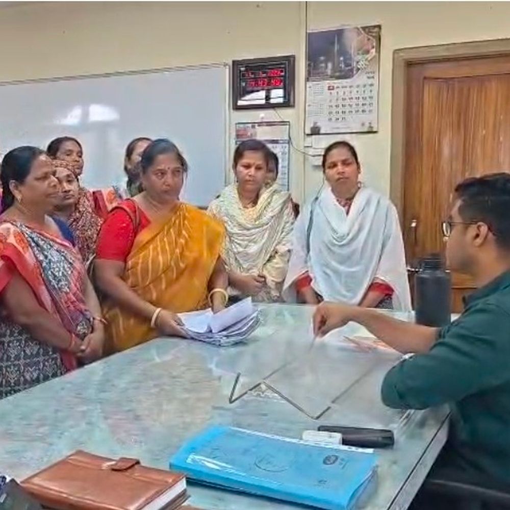 દાહોદમાં આંગણવાડીઓને તાળાબંધી કરાઈ:હાઈકોર્ટના ચુકાદાનો અમલ કરવા આંગણવાડી બહેનોએ DDOને આપ્યુ આવેદનપત્ર