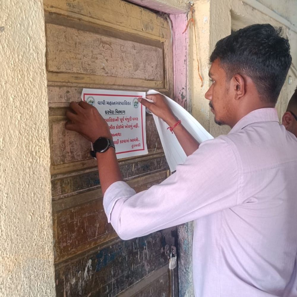 વાપીમાં બાકી વેરા વસૂલાત તેજ:15 દિવસમાં ₹2.26 કરોડની આવક, 44 મિલકતો સીલ કરાઈ