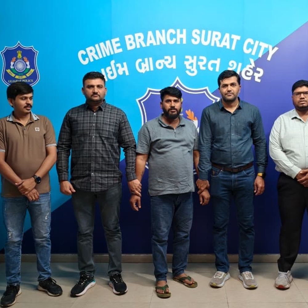 દ.ગુજરાતનો કુખ્યાત 'દારૂનો સોદાગર' જેલના સળિયા પાછળ:સુરત ક્રાઇમ બ્રાંચે 14 ગુનામાં વોન્ટેડ બુટલેગરને દબોચ્યો, 5 વર્ષથી 4 જિલ્લાની પોલીસને ચકમો આપતો હતો સાધુ