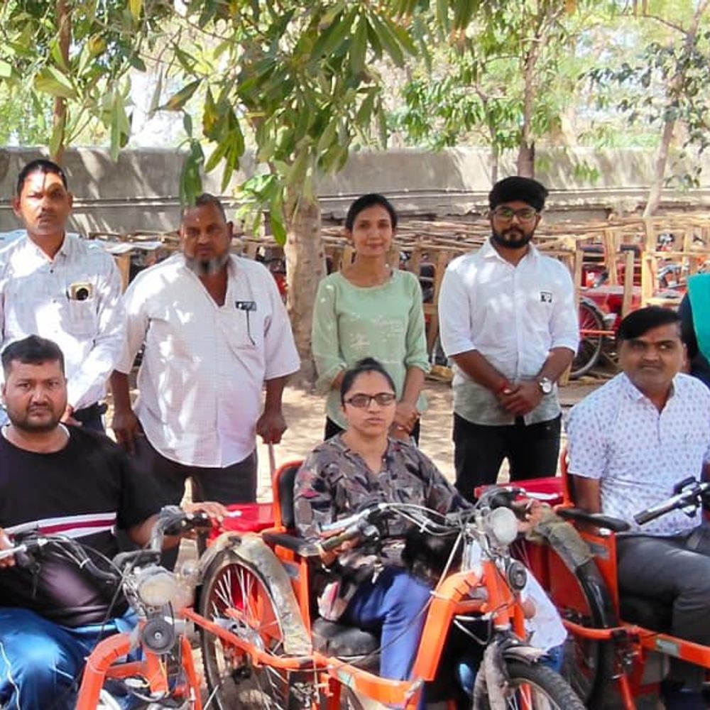 મોરબીમાં દિવ્યાંગોને 30 મોટરાઈઝડ ટ્રાઈસિકલ અપાઈ:6 જોયસ્ટીક વ્હીલચેરનું પણ વિતરણ, સશક્તિકરણનો હેતુ