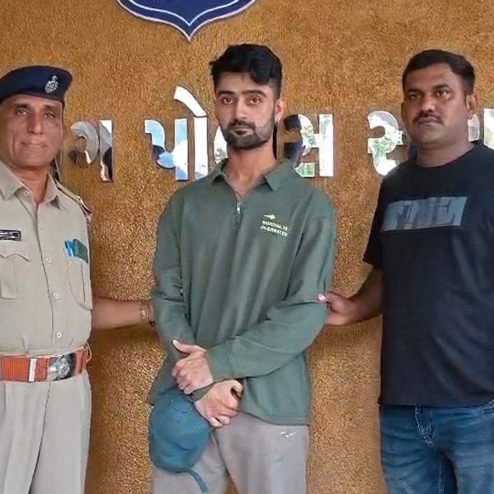 પોરબંદરમાં અશ્લીલ ગીત અપલોડ કરનાર સામે કાર્યવાહી:સોશિયલ મીડિયા પર અભદ્ર વીડિયો વાયરલ કરતા પોલીસે માફી મંગાવી