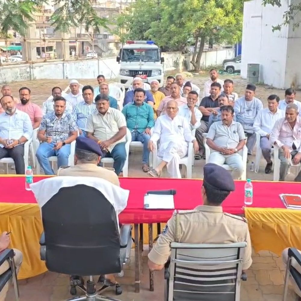 ભરૂચમાં તહેવારો પૂર્વે શાંતિ સમિતિની બેઠક યોજાઈ:ત્રણ પોલીસ સ્ટેશન વિસ્તારમાં શાંતિપૂર્ણ ઉજવણીની અપીલ