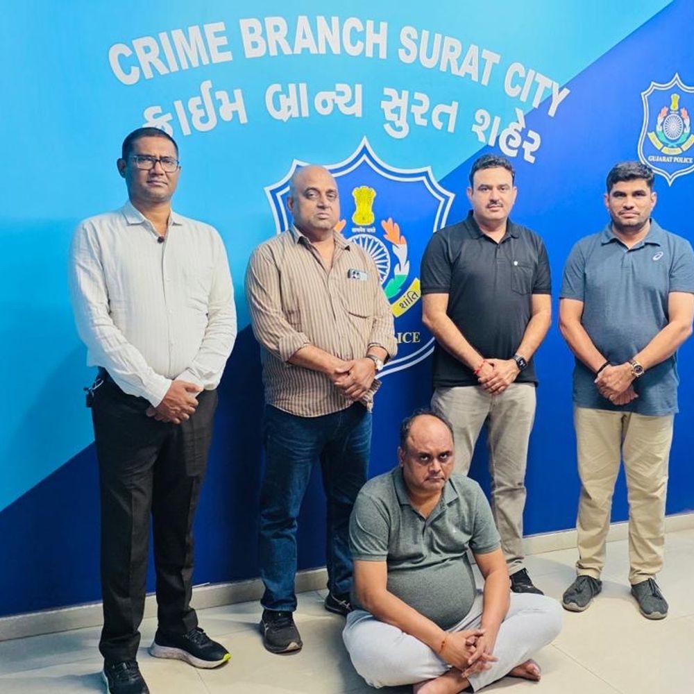 1961ના સરકારી રેકર્ડમાં છેડછાડ કરનાર 2.5 વર્ષે ઝડપાયો:વારસાઈના બહાને પેરોલ મેળવી લાંબા સમયથી પોલીસને થાપ આપતો હતો, દમણના આલીશાન દેવકા બીચ વિસ્તારમાંથી દબોચ્યો