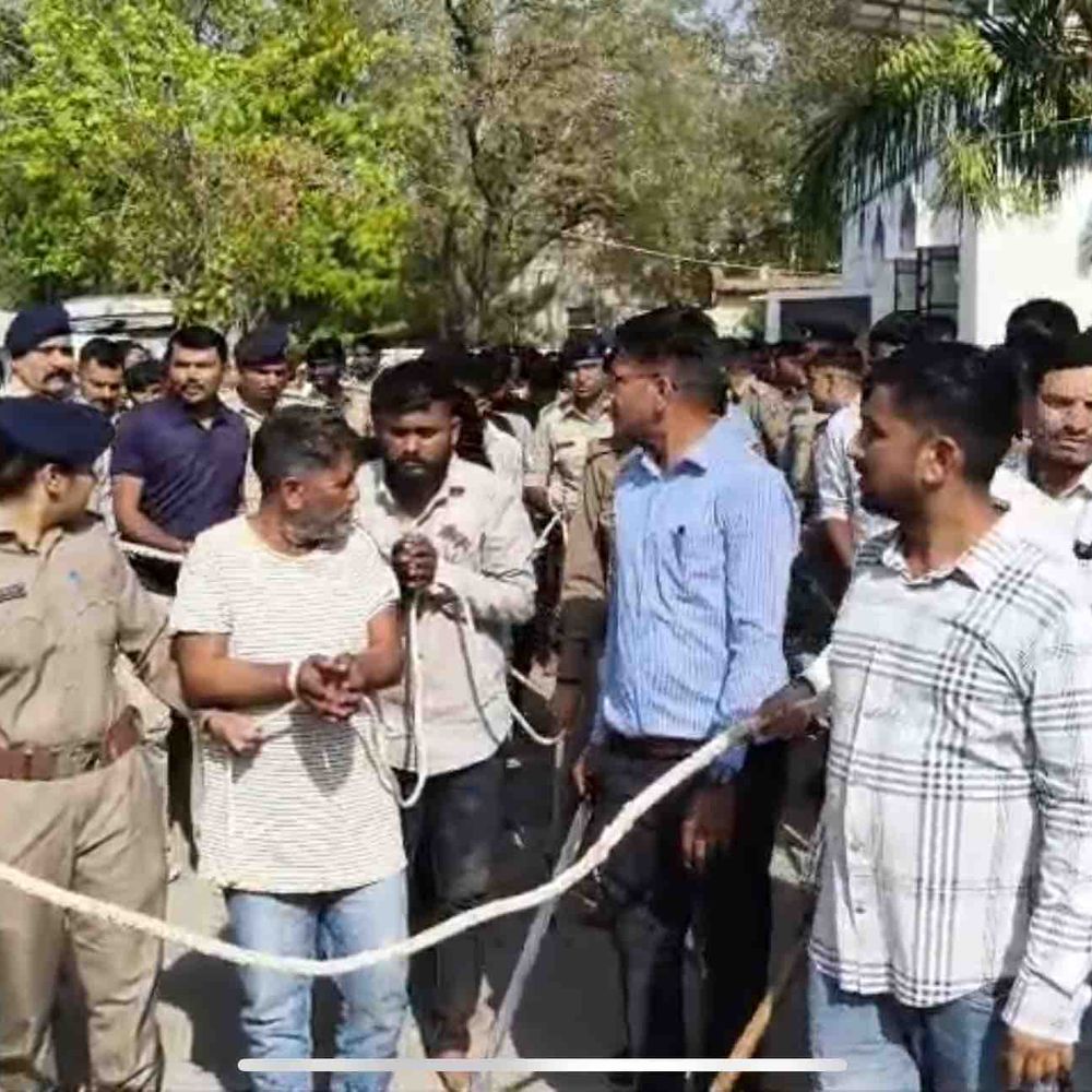 ફાર્મહાઉસ પર તાંડવ મચાવનારાએ દંડા વરસતા હાથ જોડી માફી માગી:‘સાહેબ ભૂલ થઈ ગઈ, માફ કરો’ બોલતા રહ્યાં ને લાઠીઓ વરસતી રહી, ચાણસ્મા પોલીસ સ્ટેશનથી બસ ડેપો સુધી સરઘસ કાઢ્યું