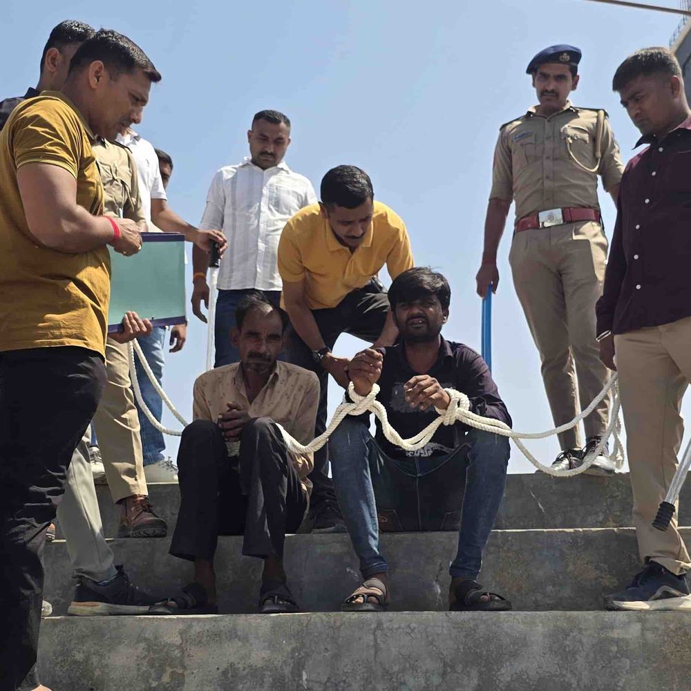 શ્રદ્ધાળુંઓને નશીલું પીણું પીવડાવી લૂંટતી ભાવનગરની ગેંગ, રિકન્સ્ટ્રક્શન:ફૂલડોલ ઉત્સવમાં વૃદ્ધ શ્રદ્ધાળુઓને નિશાન બનાવી લૂંટ્યા હતા, ધતુરાના બીજ ઘસીને પીણાંમાં નાખતા