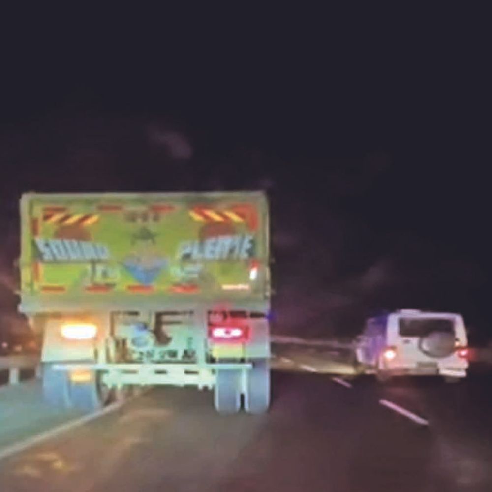 બેફામ ઝડપે જોખમી ડ્રાઇવિંગ કરતો ટ્રકચાલક ઝડપાયો:વલસાડ પોલીસે 30 કિ.મી. સુધી મોતની સ્પીડે દોડતી ટ્રકનો પીછો કર્યો