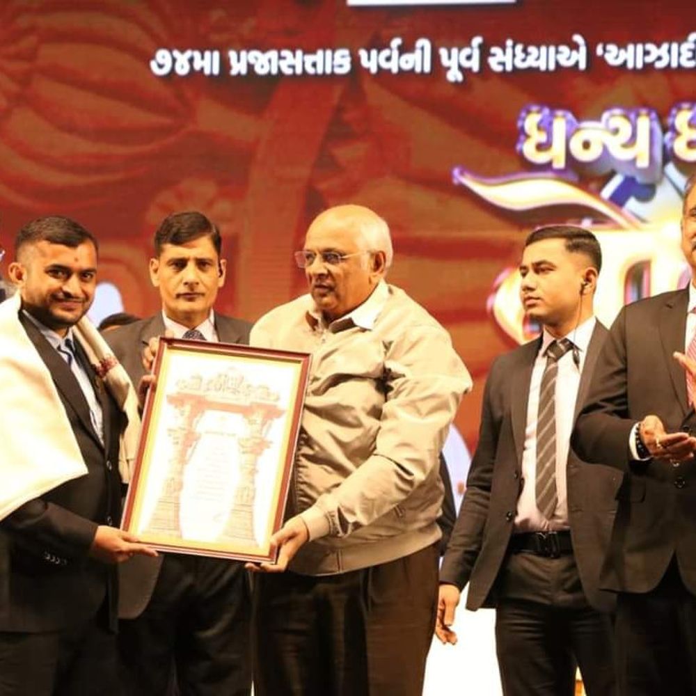 બોટાદના ડોક્ટરે બે વર્ષ મફત સારવાર આપી:ગંભીર ચામડીના રોગમાંથી દર્દીને મુક્તિ મળી, CMના હસ્તે એવોર્ડ મળ્યો