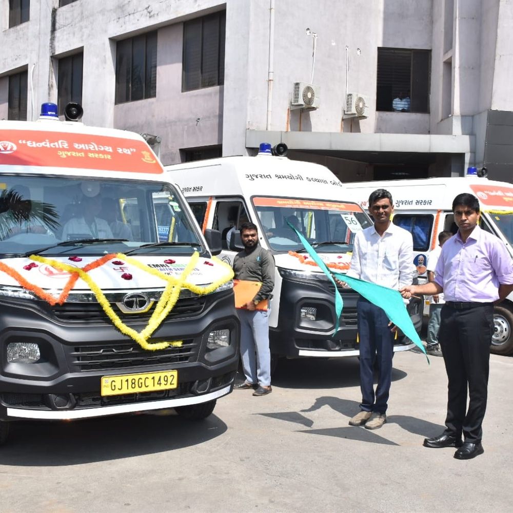 વલસાડમાં 3 આરોગ્ય રથનું લોકાર્પણ:કલેક્ટર ભવ્ય વર્માના હસ્તે શ્રમિકોને સ્થળ પર જ સારવાર