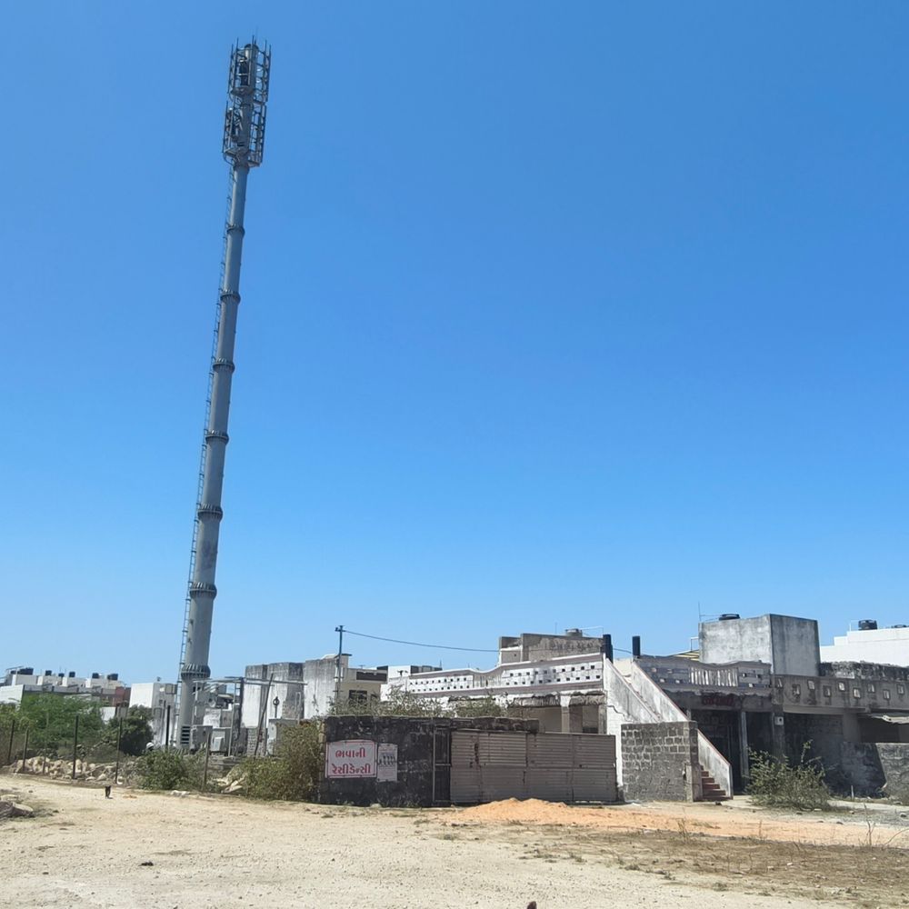પોરબંદરમાં રહેણાંક વિસ્તારમાં રાતોરાત MOBILE tower ઊભું કરાયું.
