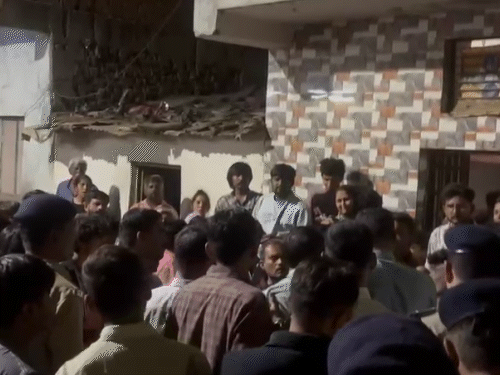 અમદાવાદના સરખેજમાં જૂની અદાવતમાં યુવકની હત્યા, 3 ઇજાગ્રસ્ત; પોલીસે તપાસ હાથ ધરી.