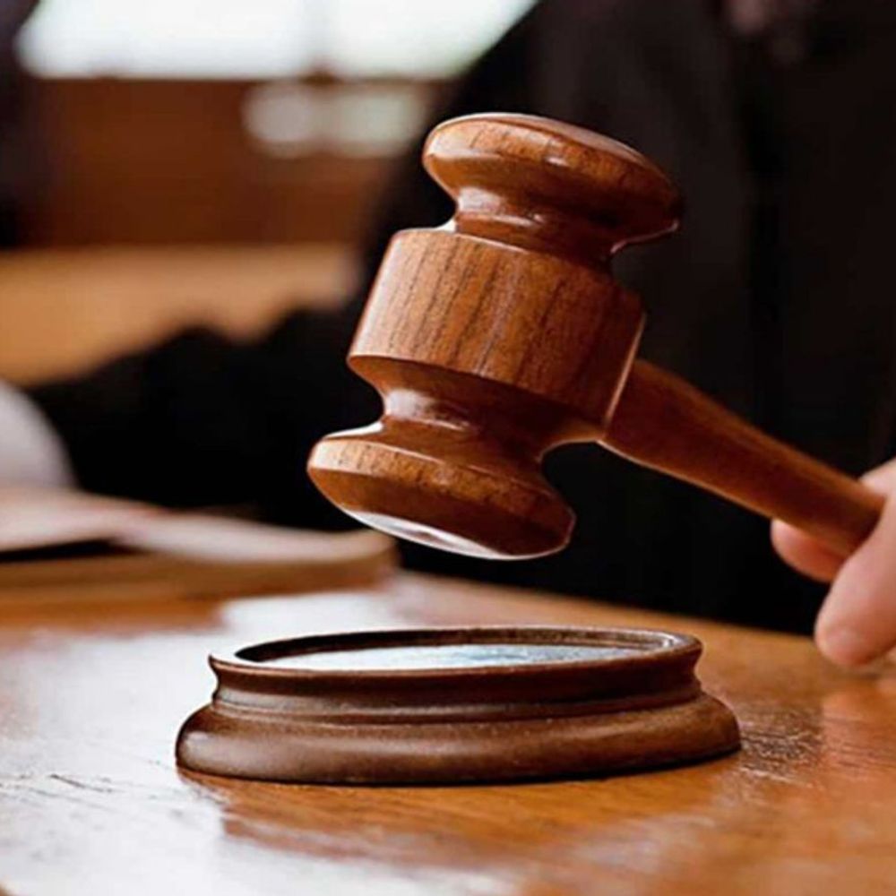 જમીન વિવાદમાં હુમલો કરનાર બે આરોપીઓને 5 વર્ષની કેદ:1997માં તલવાર-પાઇપથી હુમલો કર્યો હતો, કોર્ટનો બંને આરોપીઓને 1.50 લાખના દંડની રકમ ફરિયાદીને આપવા આદેશ