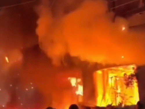 ઇન્દોરમાં ઇલેક્ટ્રિક કાર ચાર્જિંગ વખતે શોર્ટ સર્કિટ થતા 7 લોકો જીવતા ભડથું, ઘર બળીને ખાખ.