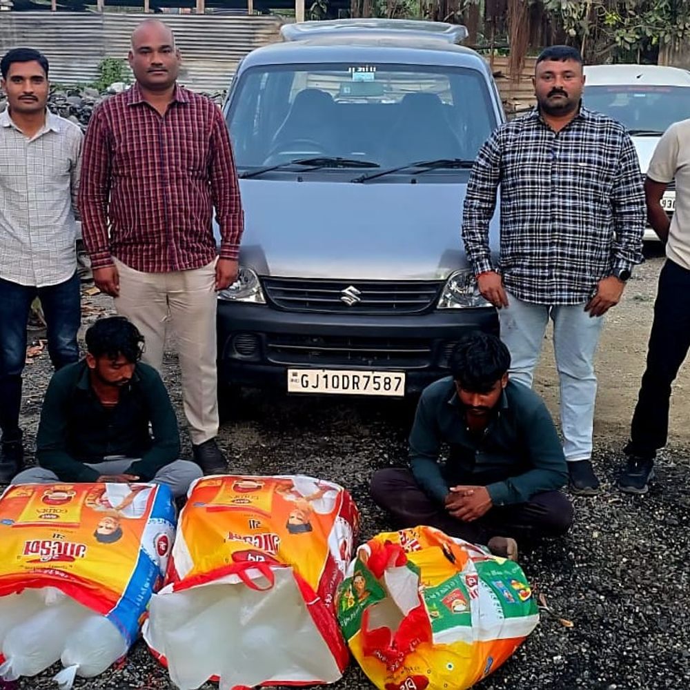 પંચકોશી પોલીસે ધુતારપર સીમમાંથી દારૂ ઝડપ્યો:ઇકો કારમાંથી 200 લીટર દેશી દારૂ સાથે બે શખ્સો ઝડપાયા, 2.40 લાખનો મુદ્દામાલ જપ્ત