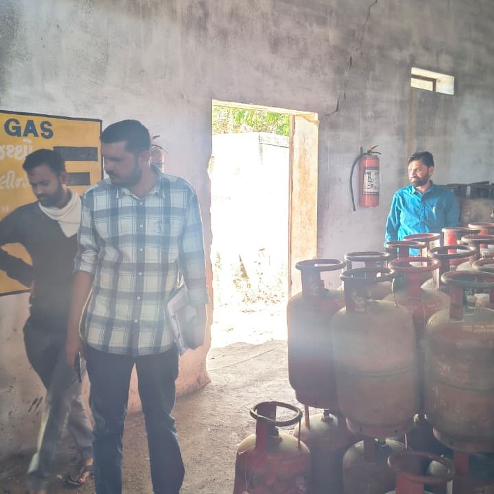 ગીર સોમનાથમાં ગેસ ગેરરીતિ સામે તંત્રના દરોડા:48 રેસ્ટોરન્ટ, 21 એજન્સી ચકાસાઈ; 6 સિલિન્ડર સીઝ, ₹4.17 લાખ જપ્ત