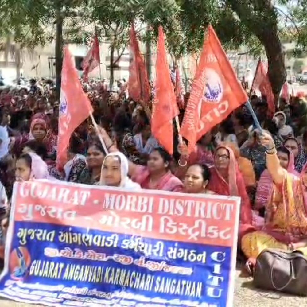 મોરબીમાં 600 આંગણવાડી બહેનોની ત્રણ દિવસની હડતાલ:19 માંગણીઓ સાથે કલેક્ટરને આવેદનપત્ર પાઠવ્યું