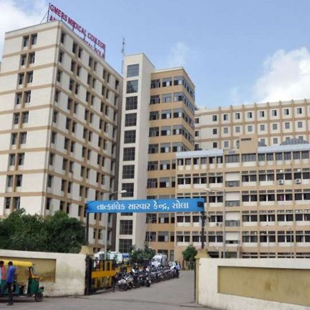 સોલા સિવિલના એક્સ રે વિભાગમાં મહિલાઓના સ્પાય વીડિયો બનાવવાનું કારસ્તાન:ડીન ઓફિસનો ડ્રાઈવર જ વીડિયો બનાવતો હોવાનો આક્ષેપ, સુપ્રિટેન્ડન્ટે કહ્યું- 'કડક પગલાં લેવા ડીનને કહ્યું છે'